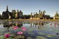 Ein Besuch des UNESCO-Weltkulturerbes Sukhothai, der ersten Hauptstadt Thailands, ist Teil des Programms. Die weitläufige Anlage mit ihren Tempelruinen und Buddha-Statuen wird im Rahmen der Reise erkundet.