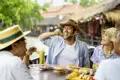Das Probieren von authentischem Street Food ist oft ein kulinarischer Höhepunkt und fester Bestandteil im Programm von Marco Polo Reisen, um die lokale Kultur kennenzulernen.