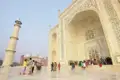 Unsere Reisegruppe besichtigt das Taj Mahal in Agra, ein im Reiseverlauf inkludiertes UNESCO-Weltkulturerbe, mit Blick auf die Fassade und ein Minarett.