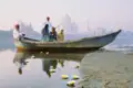Vom Yamuna-Fluss kann man einen schönen Blick auf das Taj Mahal von kleinen Booten aus der Ferne genießen.