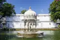 Der zentrale Springbrunnen im Saheliyon-ki-Bari, dessen Besichtigung eine der inkludierten Leistungen bei der Stadtführung in Udaipur ist.