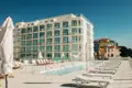 Die moderne Hotelanlage mit Swimmingpool und Sonnenliegen auf der Dachterrasse lädt nach dem Programm der Rundreise oder an einem freien Tag zum entspannen ein.