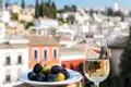 Nutzen Sie auf unserer Rundreise durch Andalusien die Gelegenheit, auf eigene Faust regionale Weine zu probieren. Dazu typisch spanisch: kleine Tapas.