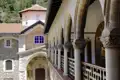 Auf der Rundreise nach Zypern besuchen wir das Kloster Kykkos, das mit seinen Säulen und Bögen besticht.