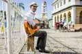 Die Klänge kubanischer Musik sind auf unserer Rundreise durch Kuba in den Gassen von Trinidad allgegenwärtig. Auf der Freitreppe können Sie abends zum Rhythmus der Livemusik richtig loslegen und tanzen - so wie die halbe Stadt.