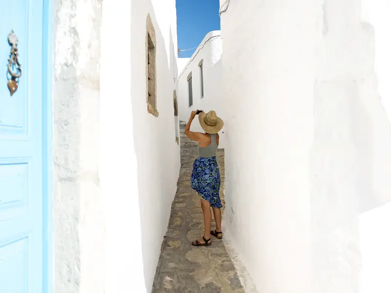 Auf unserer Rundreise mit YOUNG LINE erkunden wir auf Naxos und Ios Städtchen mit verwinkelten Gassen, weiß getünchten Häuschen und romatischen Plätzen - wie wäre es mit einem Frappé in einem der Cafés?
