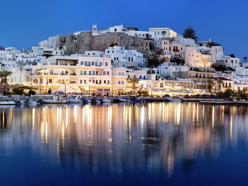 Auf unserer Rundreise mit YOUNG LINE lockt uns nach einem Tag Action oder Beachlife Naxos-Stadt mit seinen Gässchen und griechischem Lebensgefühl.