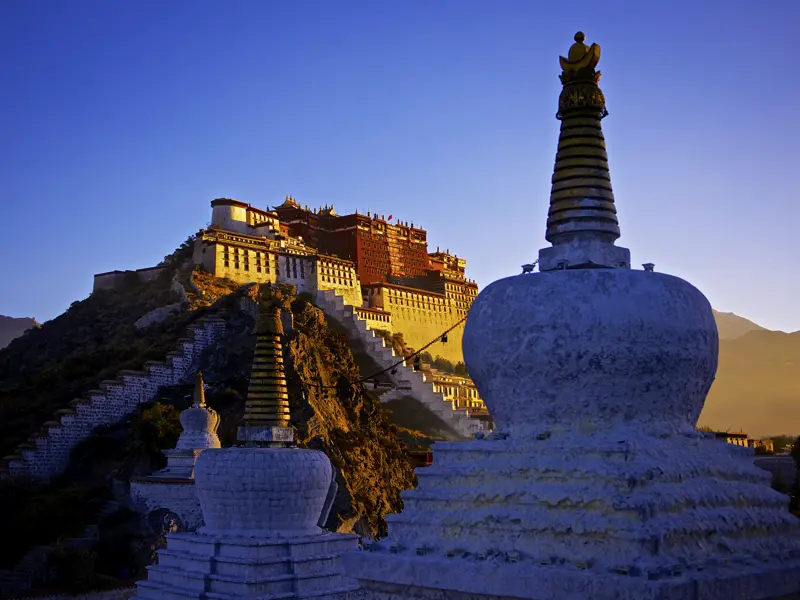 Auf unserer Rundreise durch Tibet besuchen wir den Potala-Palast in Lhasa, einstiger Wohnort des Dalai Lama. Einzigartige Atmosphäre in seinem Inneren und Ausblicke auf die tibetische Hauptstadt von oben.