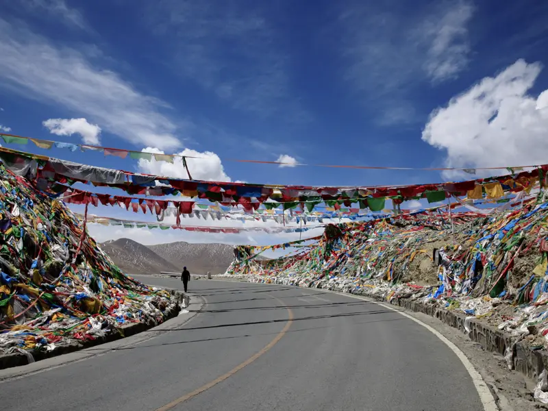Auf Ihrer individuellen Rundreise durch Tibet geht es hoch hinauf, wenn Sie auf der Fahrt nach Gyntse den Pass Kampa-La überqueren - immer begleitet von Gebetsfahnen.