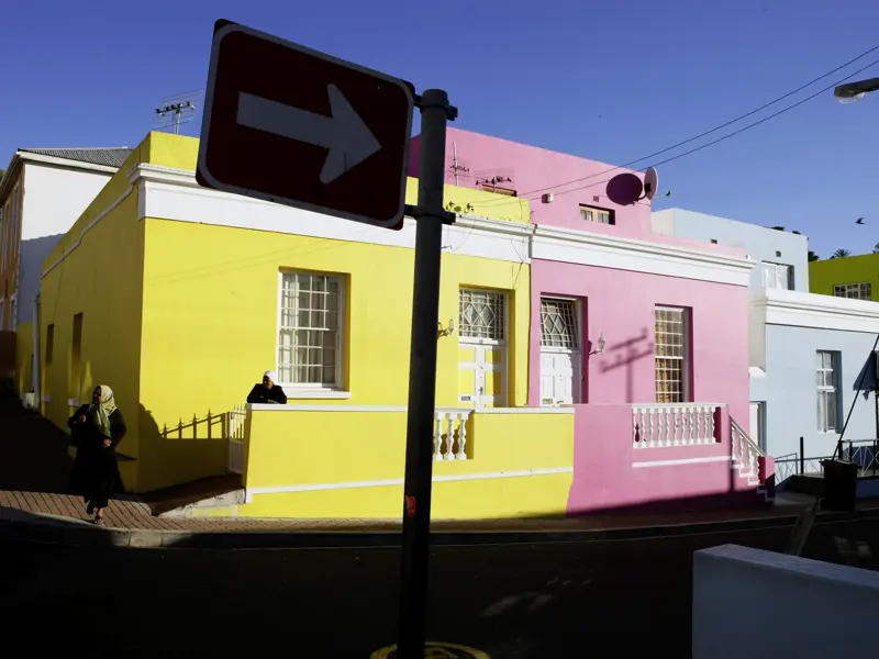 Zum Finale unserer Rundreise durch Südafrika erkunden wir Kapstadt, zu Fuß geht es durch das Malaienviertel mit seinen pastellfarbenen Häusern.