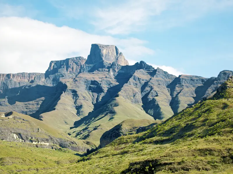 Eines der Highlights auf unserer Rundeise durch Südafrika: die Felsformationen und Landschaften der Drakensberge, in denen wir zwei Nächte bleiben.