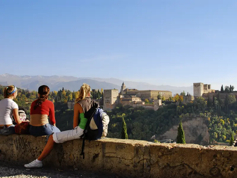 Auf unserer Rundreise mit YOUNG LINE durch Andalusien ist während unseres Aufenthaltes in Granada selbstverständlich eine Besichtigung der Alhambra mit dabei.