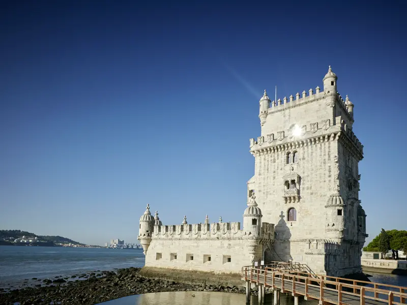 Ein Höhepunkt unserer Rundreise ist die Radtour durch Lissabon. Vom Herzen der Hauptstadt geht es hinaus ans Ufer des Flusses Tejo zum historischen Torre de Belem.