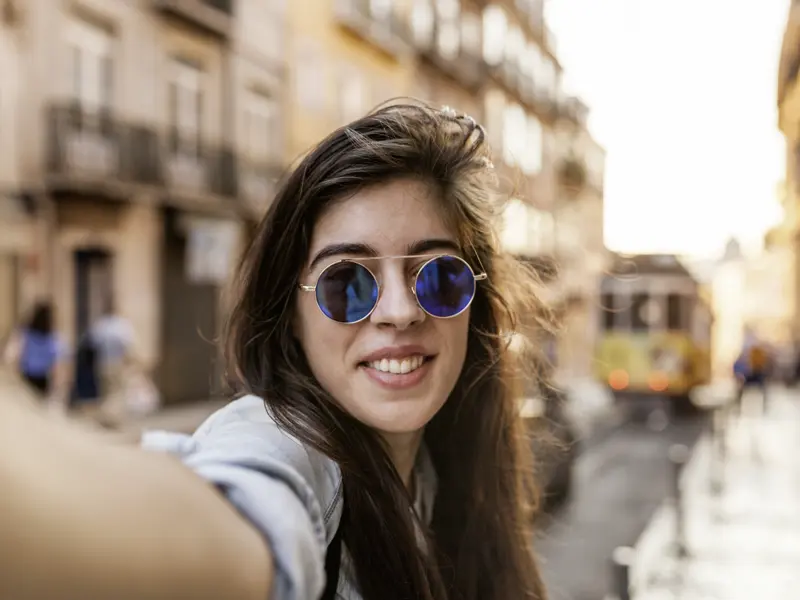 Auf der Rundreise mit YOUNG LINE TRAVEL durch Portugal ist Zeit, um Lissabon zwischen Altstadt und Hafen zu entdecken ¿ gerne auch per Uralt-Straßenbahn, die immer wieder für ein gelungenes Selfie gut ist.