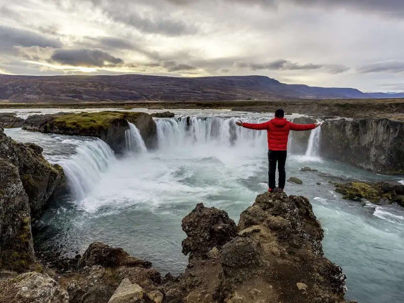 Auf unserer Rundreise mit YOUNG LINE durch Island kommen wir auf der Fahrt von Akureyri nach Husavik am Godafass, einem der größten und beeindruckendsten Wasserfälle Islands vorbei.