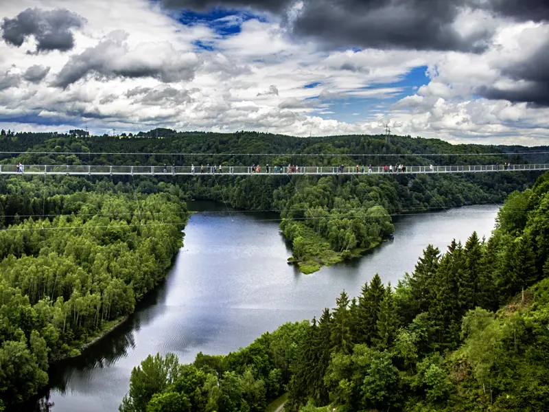 Die Rappbodetalsperre bietet einen grandiosen Ausblick. Bei dieser Gruppenreise durch den Harz kann man auch über die atemberaubende Hängebrücke gehen.
