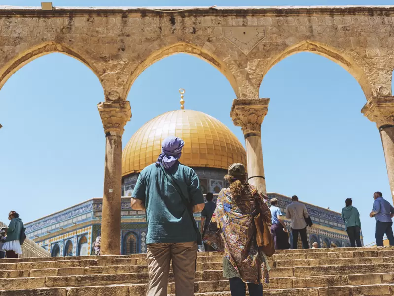 Auf deiner Rundreise mit YOUNE LINEdurch Israel verbringst du drei Tage in Jerusalem, dessen Altstadt vom Felsendom überragt wird.