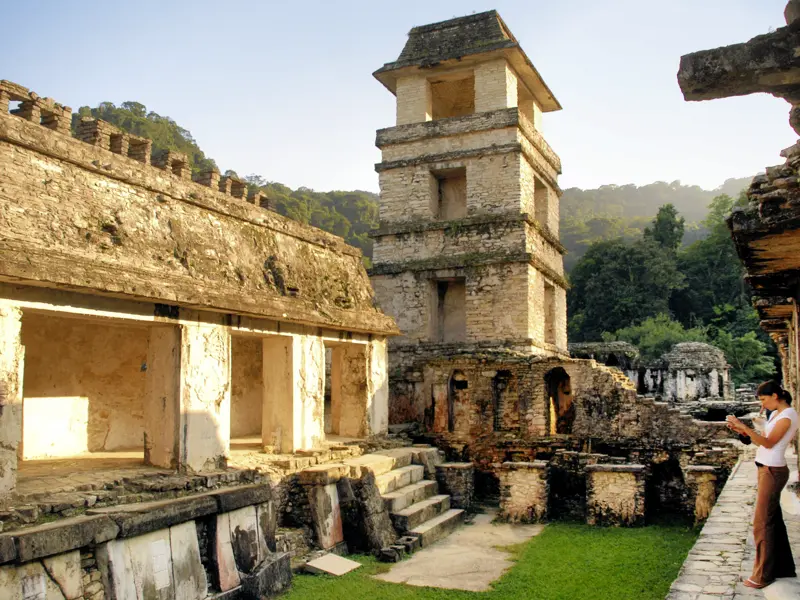 Auf unserer Rundreise durch Mexiko besuchen wir auch die entlegenen Ruinen der Dschungelstadt Yaxchilan.