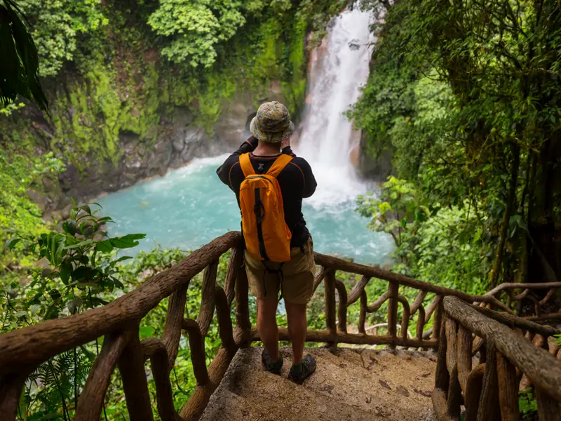 Auf unserer Rundreise durch Costa Rica erleben wir in den Nationalparks hautnah Regenwald, Flüsse und Wasserfälle.