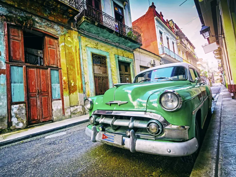 Startpunkt dieser Rundreise durch Kuba ist Havanna: Salsarhythmen auf den Straßen, bunte Oldtimer und jede Menge karibische Lebensfreude.