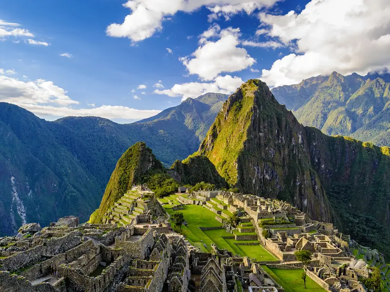 Mit der Schmalspurbahn nähern wir uns von Cuzco aus dem Höhepunkt unserer Rundreise mit YOUNG LINE durch Peru: der sagenumwobenen Inkastadt Machu Picchu, erst 1911 wiederentdeckt.