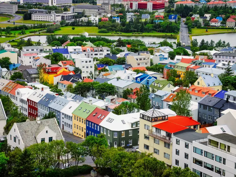 Auf unserer Rundreise durch Island entdecken wir Europas nördlichste Hauptstadt Reykjavik mit ihren bunten Häuserzeilen.