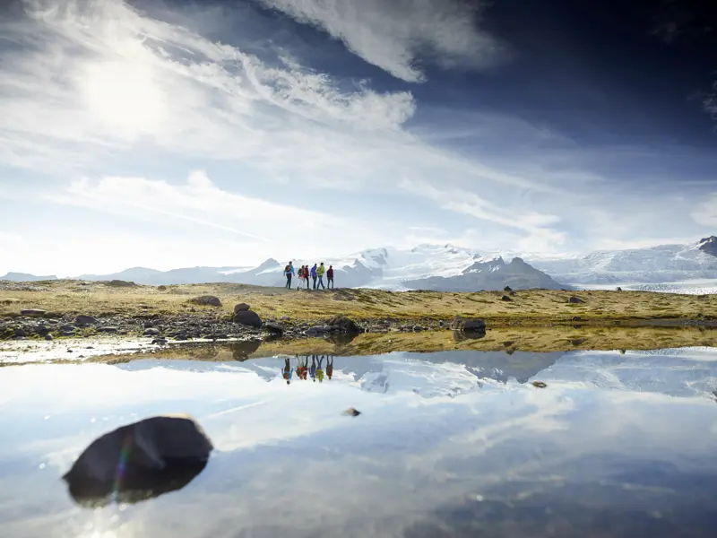 Eines der vielen Highlights unserer Rundreise nach Island mit Marco Polo: Wir spazieren an der Gletscherlagune Fjallsarlon entlang und kommen den blauen Eisbergen ganz nahe. Unter dem Eispanzer des Vatnajökulls (UNESCO-Welterbe) arbeiten aktive Vulkane.