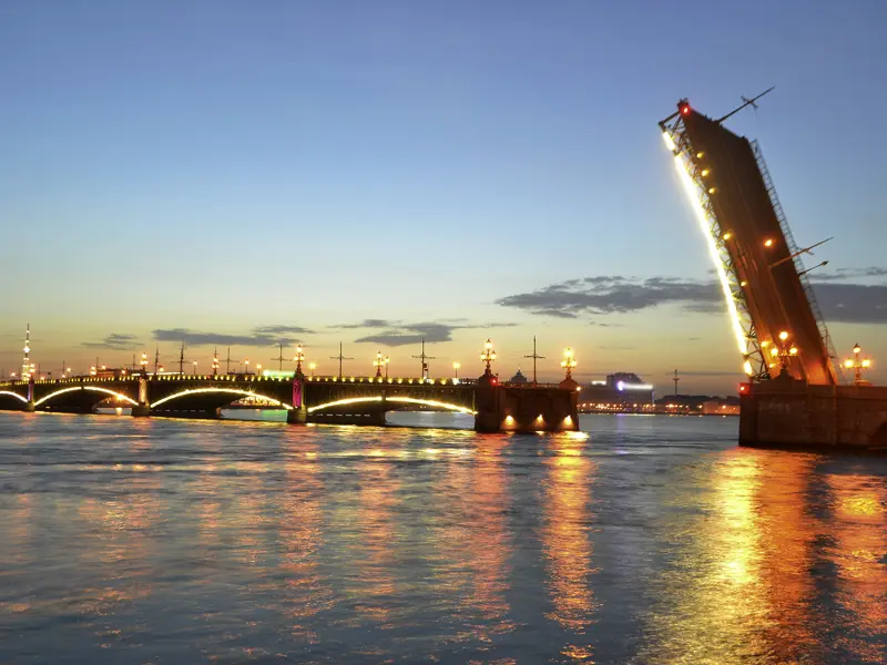 Die berühmtren Zugbrücken von St. Petersburg werden nachts für durchfahrende Schiffe geöffnet. Bestimmt haben Sie auf dieser Rundreise Gelegeneheit, das Spektakel selbst zu erleben.