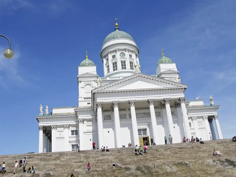 Auf der Marco Polo Entdeckerreise führt Sie in Finnland Ihr Rundgang durch Helsinki auch zum weißen Dom im klassizistischen Zentrum der Stadt.
