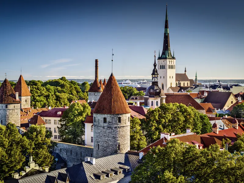 Auf unserer Rundreise rund um die Ostsee mit Tallinn in Estland, Helsinki in Finnland und St.Petersburg in Russland zeigt uns heute unser Marco-Polo Scout das beeindruckende Tallinn mit seinen mittelalterlichen Mauern und der Olaikirche.
