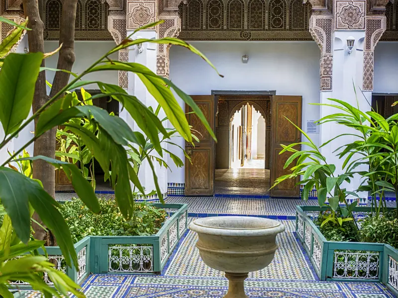 Diese Rundreise durch Marokko ist wie Eintauchen in 1001 Nacht: wie hier im Innenhof des Bahia-Palastes in Marrakesch.