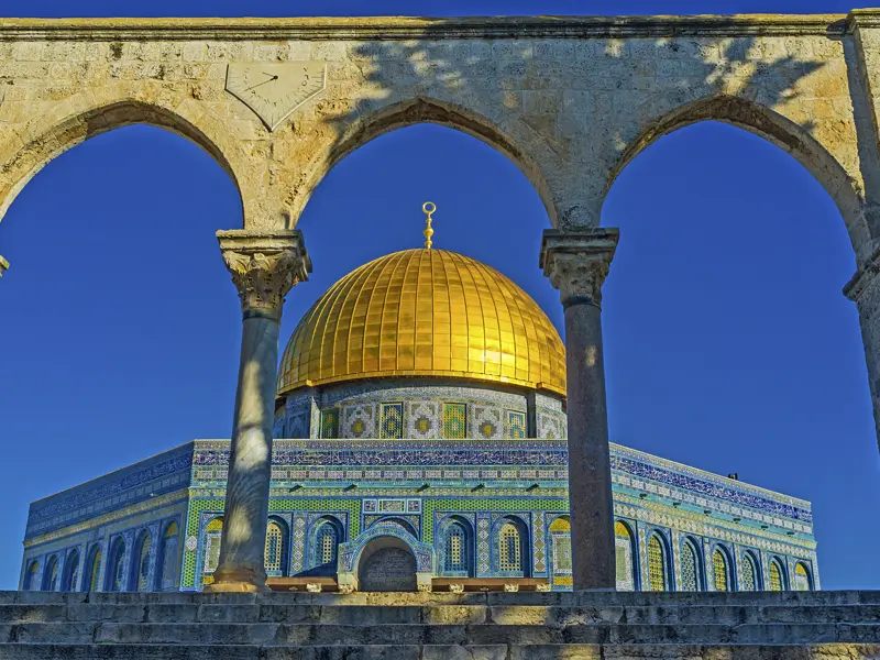 Auf der Rundreise durch Israel und Jordanien sehen wir von außen auch den Felsendom von Jerusalem mit seiner goldglänzenden Kuppel.