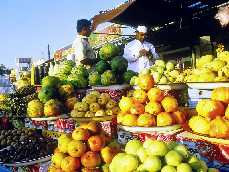 Auf dem Markt locken Obst und Gemüse mit bunten Farben. Feilschen und probieren Sie.