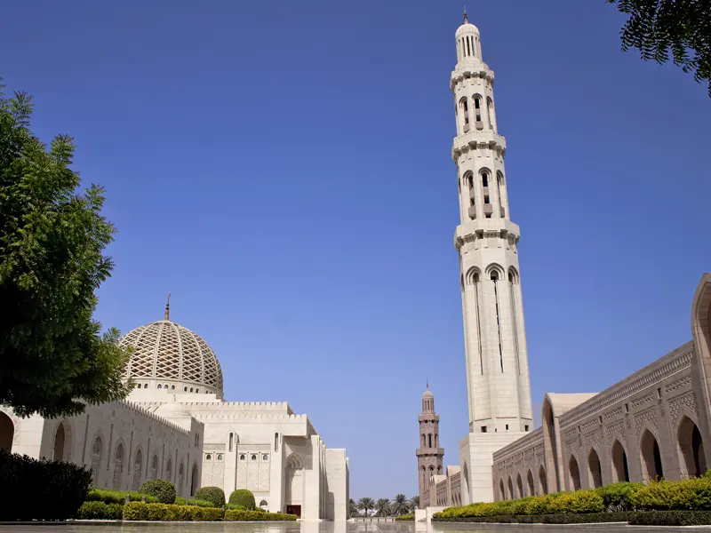 Die Sultan-Qaboos-Moschee fasziniert als Gesamtkunstwerk aus Swarovski-Kristallen, Perserteppichen, prächtigen Hallen und palmengesäumten Außenanlagen.