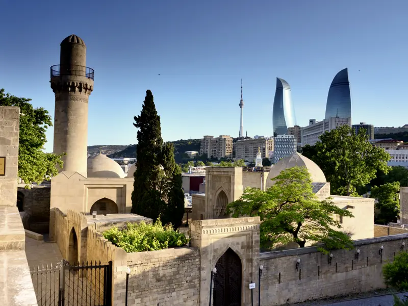 Auf der Marco Polo Rundreise durch Georgien und Aserbaidschan sehen wir auch Baku: Orientalisches Flair und moderne, spektakuläre Hochhäuser verbinden sich in Aserbaidschans Hauptstadt zu einer Einheit.