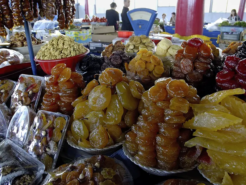 Auf der Rundreise durch Armenien darf bei der Tour durch die Hauptstadt Eriwan ein Besuch des Marktes mit seinen vielen Köstlichkeiten nicht fehlen.