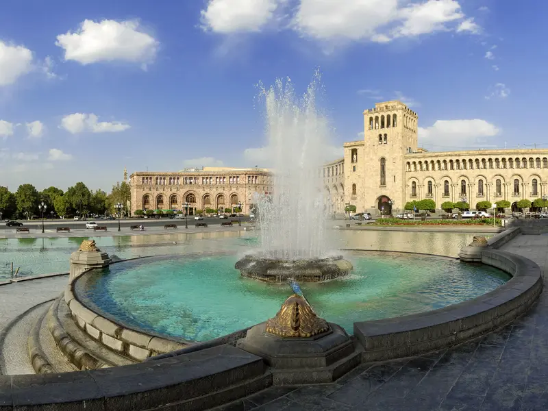 Unsere Rundreise durch Armenien beginnt in der Hauptstadt Eriwan, Auf unserer Erkundungstour durch die Stadt sehen wir den Platz der Republik mit schönen Wasserfontänen.