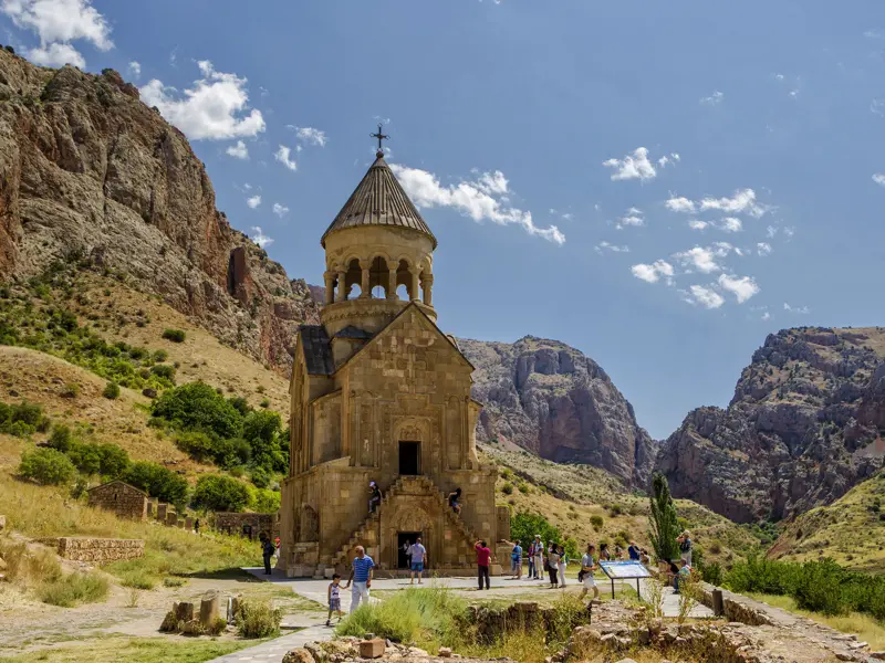 Auf dem Weg von Eriwan zum Sewansee legen Sie auf Ihrer Rundreise durch Armenien einen Stopp beim Kloster Noravank ein.