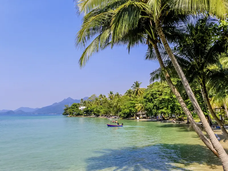 Entspannen Sie sich unter den Palmen am Strand von der traumhaften Insel Ko Chang oder kühlen Sie sich im türkisfarbenen Wasser ab!