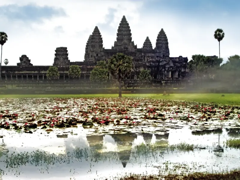 Mitten im Dschungel: Angkor Wat, das größte Sakralbauwerk der Erde mit seinen mächtigen Mauern und filigranen Reliefs.