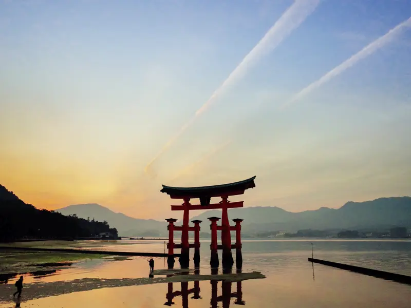Auf unserer Rundreise durch Japan geht es heute mit der Fähre auf die Insel Miyajima zum Itsukushima-Schrein mit seinem berühmten roten Tor, das bei Flut im Wasser steht.