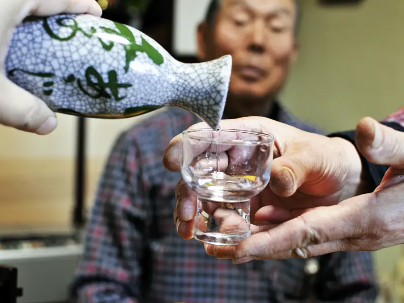Auf Ihrer Rundreise durch Japan steht heute in Kanazawa ein Streifzug durch historische Viertel auf dem Programm. Erst gibt es Geschichten über Samurai und Geishas, dann zum krönenden Abschluss ein Glas Sake in einer familiären Kneipe.