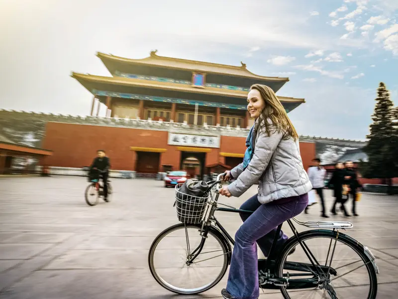 Auf Ihrer Rundreise durch China streifen Sie in Beijing durch die Hutong-Viertel, entdecken den Platz des Himmlischen Friedens und verschaffen sich vom Kohlehügel aus einen Überblick über die Verbotene Stadt.