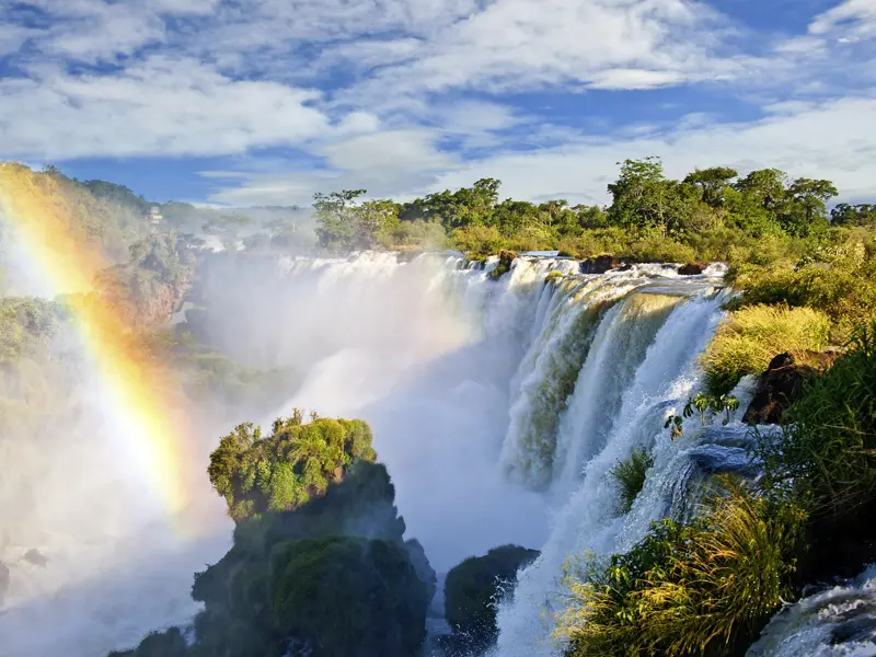 Auf dieser Rundreise durch Südamerika erkunden wir die Wasserfälle von Iguazú von der argentinischen und von der brasilianischen Seite aus.