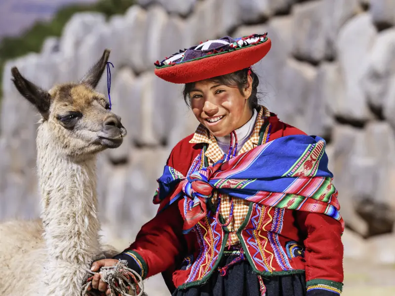 Auf Ihrer Rundreise durch Peru, Bolivien, Argentinien und Brasilien werden Sie unterwegs immer wieder Einheimischen in ihrer traditionellen bunten Tracht begegnen.