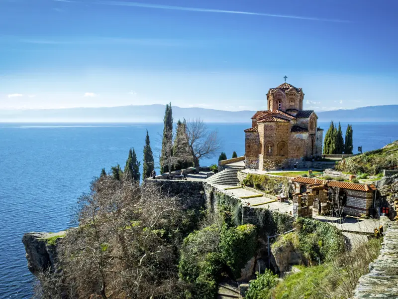 Ohrid macht richtig Spaß! Kleine Kirchen mit Blick auf den gleichnamigen See, Cafés in den Altstadtgassen - und schwimmen kann man im See übrigens auch noch!