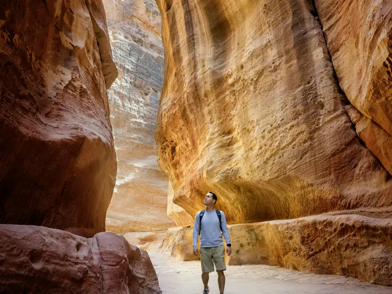 Das legendäre Petra in Jordanien: eine Symphonie in Rot im Sik. Und am Ende des langen Marsches öffnet sich die enge Schlucht mit Traumblick auf das Schatzhaus!