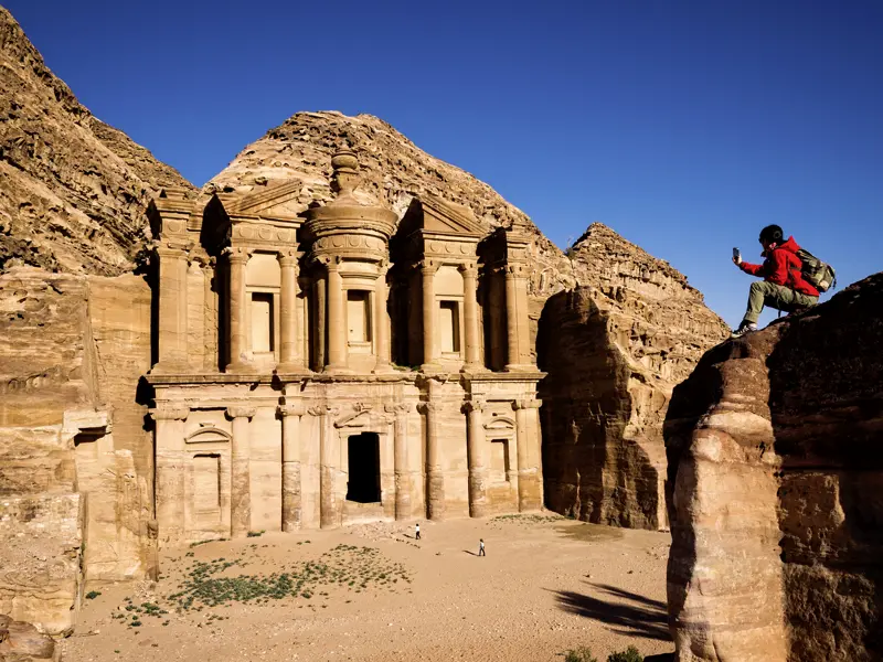 In Petra, einem der Höhepunkte unserer Rundreise durch Jordanien, lotst uns der Scout zu allem, was in den roten Sandstein geschlagen wurde. Wir erklimmen auch die rund 800 Stufen zum Heiligtum Ed-Deir, dem sogenannten Kloster, und werden mit Panoramablicken über die Bergwelt belohnt.