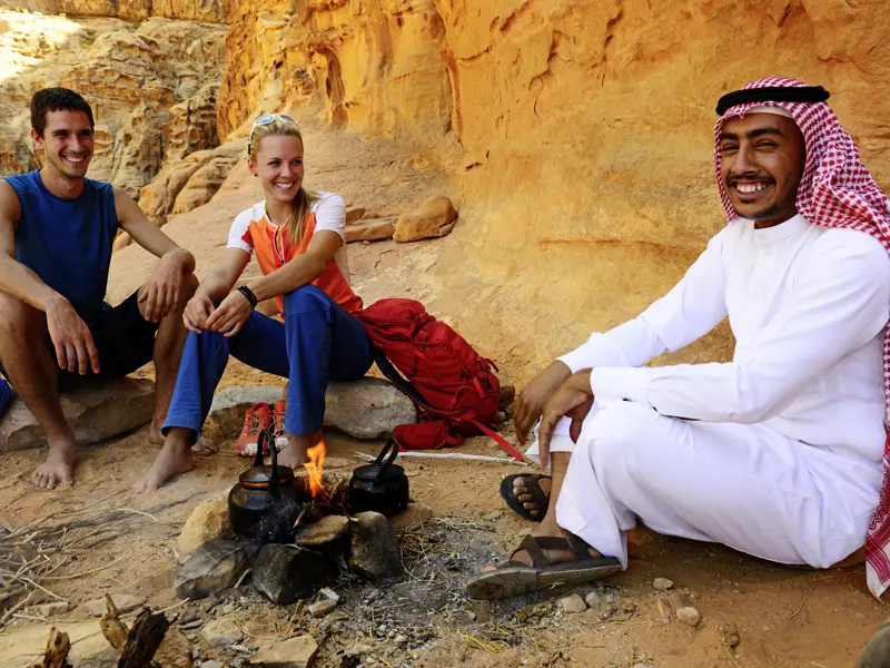 Unterwegs in Jordaniens Wüste genießen wir eine Kaffeepause nach Beduinenart und nutzen die Gelegenheit, mit Einheimischen ins Gespräch zu kommen.