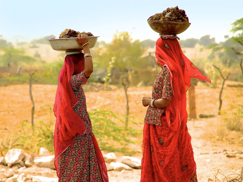 Auf unserer Reise durch Rajasthan sehen wir die einheimischen Frauen in traditioneller Kleidung bei der Arbeit.